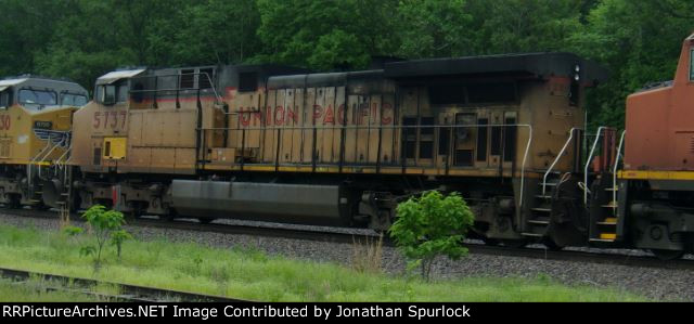 UP 5737, conductor's side view